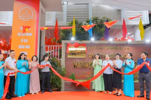 Gắn biển công trình chào mừng kỷ niệm 80 năm Cách mạng tháng Tám và Quốc khánh 2/9. (Ảnh: PV)