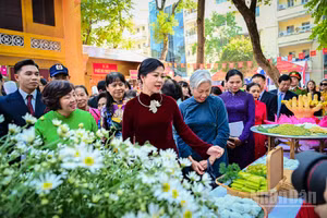 Bà Ngô Phương Ly, Phu nhân Tổng Bí thư Tô Lâm tham quan khu vực quảng bá ẩm thực Việt Nam tại Liên hoan văn hóa ẩm thực quốc tế 2025.