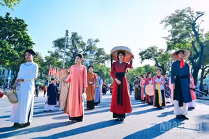 Ngày hội Việt phục “Bách Hoa Bộ Hành” tái hiện sinh động hệ thống trang phục truyền thống Việt Nam, được nghiên cứu, sưu tầm và phục dựng công phu bởi các nhóm cổ phục.