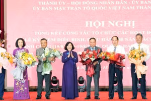 Bí thư Thành ủy Hà Nội Bùi Thị Minh Hoài tặng hoa chúc mừng các thành viên trong Ban tổ chức Lễ kỷ niệm của thành phố và các tiểu ban.