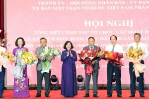 Bí thư Thành ủy Hà Nội Bùi Thị Minh Hoài tặng hoa chúc mừng các thành viên trong Ban tổ chức Lễ kỷ niệm của thành phố và các tiểu ban.