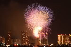 Pháo hoa thắp sáng bầu trời hồ Tây.