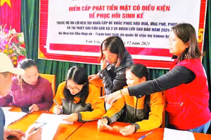 Hội Chữ thập đỏ tỉnh cấp phát tiền mặt hỗ trợ nhân dân xã Cần Yên.