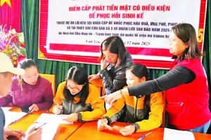 Hội Chữ thập đỏ tỉnh cấp phát tiền mặt hỗ trợ nhân dân xã Cần Yên.