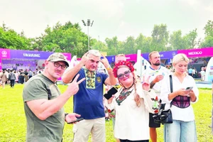 Du khách quốc tế tham gia lễ hội văn hóa thế giới tổ chức tại Hà Nội