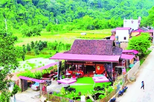 Một nhà sàn truyền thống được người dân cải tạo thành homestay ở khu vực ven hồ Ba Bể. (Ảnh TUẤN SƠN)