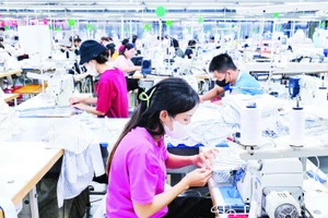 Công nhân Công ty trách nhiệm hữu hạn Pearl Global Việt Nam (Bắc Ninh) sản xuất ở nhà máy.