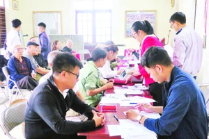 Các hộ dân xã Kiến Hải nhận tiền đền bù giải phóng mặt bằng phục vụ thi công tuyến đường sắt Lào Cai-Hà Nội-Hải Phòng.