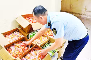 Quản lý thị trường kiểm tra thực phẩm vi phạm.