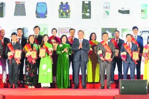 Lãnh đạo Thành phố Hà Nội trao chứng nhận cho các doanh nghiệp đạt TOP 1 hàng Việt Nam được người tiêu dùng yêu thích năm 2025.