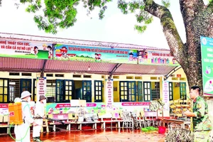 Cán bộ Trạm Y tế xã Kha Sơn, tỉnh Thái Nguyên phun hóa chất tiêu trùng, khử độc, bảo vệ môi trường sau lũ lụt do ảnh hưởng bão số 11.