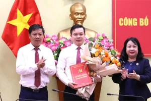 Các đồng chí Ủy viên Trung ương Đảng: Lương Nguyễn Minh Triết, Bí thư Tỉnh ủy và Cao Thị Hòa An, Phó Bí thư Thường trực Tỉnh ủy, Chủ tịch Hội đồng nhân dân tỉnh Đắk Lắk trao Quyết định của Ban Thường vụ Tỉnh ủy và tặng hoa chúc mừng đồng chí Đỗ Hữu Huy. (Ảnh: TRUNG TÂN)