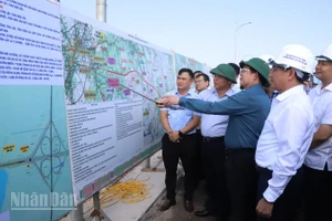 Phó Thủ tướng Hồ Quốc Dũng kiểm tra thực tế tại công trình.