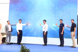 Phó Chủ tịch Ủy ban nhân dân tỉnh Đắk Lắk Nguyễn Thiên Văn và các đại biểu nhấn nút chính thức khởi động mô hình liên kết kinh tế tuần hoàn nông nghiệp tiên phong tại tỉnh Đắk Lắk.