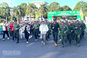 Các đồng chí lãnh đạo Tỉnh ủy, Công an tỉnh, các sở, ngành cùng tham gia chạy bộ tại sự kiện.