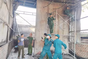 Các lực lượng giúp gia đình anh Dũng dựng lại nhà ở tạm.