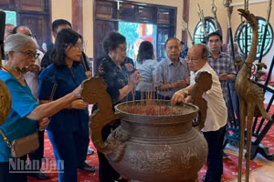 Các đại biểu và người dân dâng hương tưởng nhớ danh nhân Lương Văn Chánh cùng các bậc tiền nhân đã có công khai khẩn, mở mang và phát triển vùng đất này.