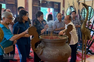 Các đại biểu và người dân dâng hương tưởng nhớ danh nhân Lương Văn Chánh cùng các bậc tiền nhân đã có công khai khẩn, mở mang và phát triển vùng đất này.