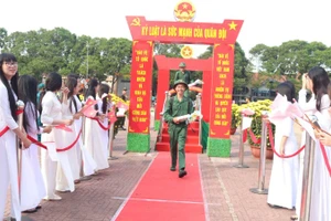 Thanh niên tỉnh Đắk Lắk hăng hái lên đường nhập ngũ.