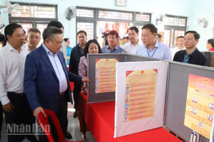 Đồng chí Trần Sỹ Thanh và đoàn giám sát kiểm tra thực tế điểm bầu cử tại khu vực bỏ phiếu số 38, Tổ dân phố 5 Tự An, phường Buôn Ma Thuột.