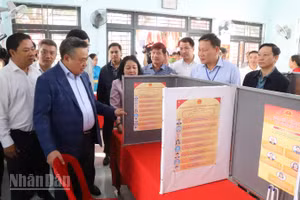 Đồng chí Trần Sỹ Thanh và đoàn giám sát kiểm tra thực tế điểm bầu cử tại khu vực bỏ phiếu số 38, Tổ dân phố 5 Tự An, phường Buôn Ma Thuột.