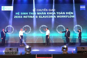 Các đồng chí lãnh đạo Ủy ban nhân dân tỉnh Đắk Lắk, Sở Y tế, phường Buôn Ma Thuột và Bệnh viện Mắt Tây Nguyên nhấn nút chuyển giao hệ sinh thái nhãn khoa toàn diện.