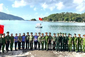 Cán bộ, đoàn viên, thanh niên các đơn vị tham gia chương trình hành quân về nguồn địa chỉ đỏ di tích "Tàu không số Vũng Rô".