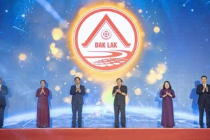 Lãnh đạo tỉnh Đắk Lắk ra mắt và giới thiệu logo nhận diện tỉnh Đắk Lắk mới.