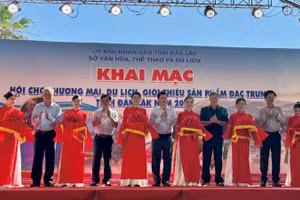 Các đại biểu cắt băng khai mạc hội chợ.