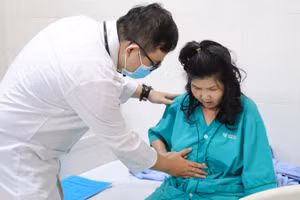 Một bệnh nhân nghi ngộ độc thực phẩm sau khi ăn bánh mì tại xã Ea Đrăng đang điều trị tại Bệnh viện đa khoa Thiện Hạnh.