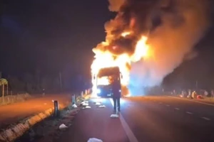 Hiện trường chiếc xe khách bị cháy.