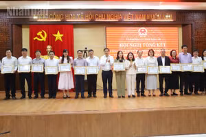 Các tập thể nhận Bằng khen của Ủy ban nhân dân tỉnh Đắk Lắk vì có thành tích xuất sắc trong công tác bầu cử.