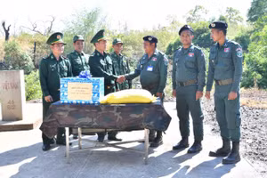 Đồn Biên phòng Yok Đôn tổ chức gặp mặt, tặng quà Đồn Cảnh sát bảo vệ biên giới bộ Cobaldomray, Campuchia.