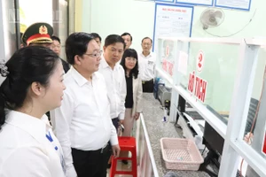 Phó Thủ tướng Hồ Quốc Dũng kiểm tra tại Trung tâm phục vụ hành chính công xã Ea Bung.