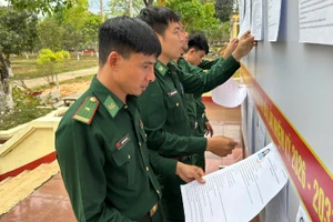 Cán bộ, chiến sĩ Đồn Biên phòng Sêrêpốk, xã Buôn Đôn tìm hiểu lý lịch của những người ứng cử đại biểu Quốc hội khóa XVI và đại biểu Hội đồng nhân dân các cấp nhiệm kỳ 2026-2031.