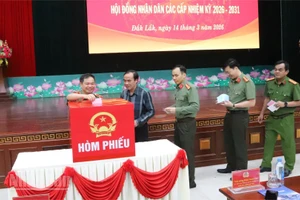 Các đồng chí lãnh đạo Công an tỉnh Đắk Lắk bỏ phiếu bầu cử đại biểu Quốc hội khóa XVI và đại biểu Hội đồng nhân dân các cấp, nhiệm kỳ 2026-2031.