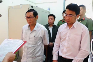 Cơ quan An ninh điều tra Công an tỉnh Đắk Lắk tống đạt quyết định khởi tố vụ án hình sự, khởi tố bị can, bắt tạm giam đối với Lê Ngọc Hậu.