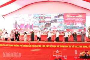 Phó Thủ tướng Hồ Quốc Dũng và các đại biểu động thổ xây dựng Trường phổ thông dân tộc nội trú liên cấp tiểu học và trung học cơ sở tại xã biên giới Ea Bung.