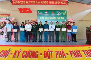 Ban Chỉ huy Bộ đội Biên phòng tỉnh Đắk Lắk và Ủy ban nhân dân xã Ia Rvê trao Giấy khen cho các cá nhân có thành tích trong thực hiện phong trào "Toàn dân tham gia bảo vệ chủ quyền lãnh thổ, an ninh biên giới quốc gia trong tình hình mới". 