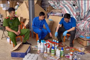 Phòng Cảnh sát kinh tế, Công an tỉnh Đắk Lắk, triệt phá chuyên án sản xuất, buôn bán hàng giả là thuốc bảo vệ thực vật. (Ảnh: Công an tỉnh Đắk Lắk)