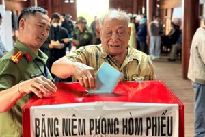 Cử tri phường Buôn Hồ bỏ phiếu thực hiện quyền công dân của mình.