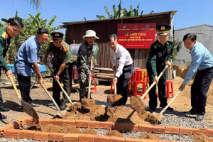 Lễ khởi công nhà "Đại đoàn kết" tặng gia đình ông Trương Văn Toản tại xã Ia Rvê. 