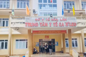 Trung tâm Y tế Ea H’leo đang điều trị cho các bệnh nhân nghi ngộ độc thực phẩm sau khi ăn bánh mì.