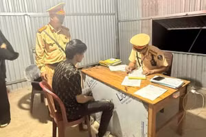 Việc kiểm tra, test nhanh ma túy được lực lượng Cảnh sát giao thông thực hiện thường xuyên, đột xuất, không báo trước đối với lái xe kinh doanh vận tải hàng hóa bằng container.