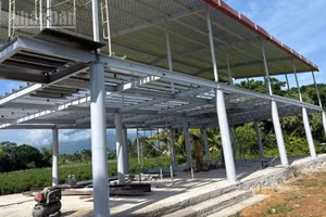 Nhà sinh hoạt cộng đồng kết hợp phòng tránh lũ do xã Hòa Thịnh vận động kinh phí xây dựng sắp hoàn thành.