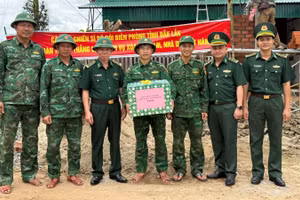 Đại tá Đỗ Quang Thấm và đoàn công tác tặng quà cán bộ, chiến sĩ đang thực hiện nhiệm vụ tại công trình.