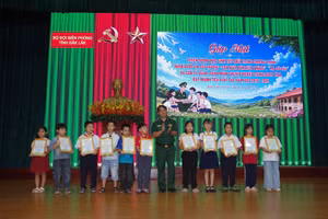 Lãnh đạo Ban Chỉ huy Bộ đội Biên phòng tỉnh Đắk Lắk đã trao tặng thư khen và quà cho 296 em học sinh tiêu biểu có thành tích xuất sắc trong học tập và rèn luyện. Ảnh: Dân Quân.