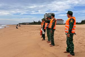 Cán bộ, chiến sĩ Đồn Biên phòng Tuy Hòa tiếp tục duy trì lực lượng, phối hợp với các cơ quan, đơn vị và lực lượng chức năng tổ chức tìm kiếm nạn nhân tại khu vực biển và vùng lân cận. (Ảnh: Thùy Dung)