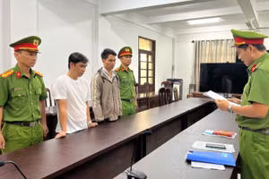 Cơ quan Cảnh sát điều tra Công an tỉnh Đắk Lắk công bố lệnh khởi tố các đối tượng trong vụ tham ô tài sản. (Ảnh: Nguyên Khang)