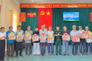 Đại diện Đồn Biên phòng An Hải và Nhà Văn hóa Sinh viên Thành phố Hồ Chí Minh trao quà tặng các gia đình chính sách.